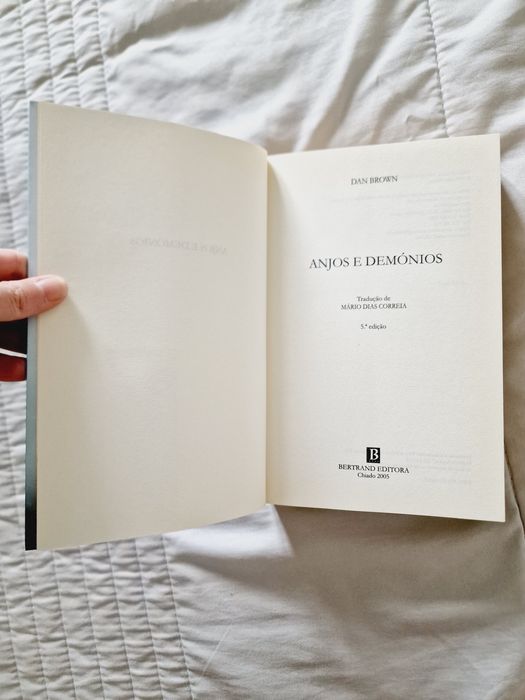 Livro Anjos e Demónios de Dan Brown, Bertrand Editora