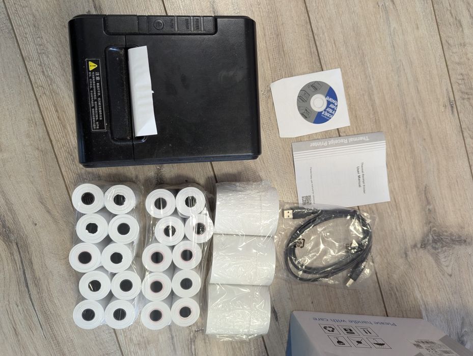 Принтер чеків Xprinter XP-Q200 та касова стрічка.