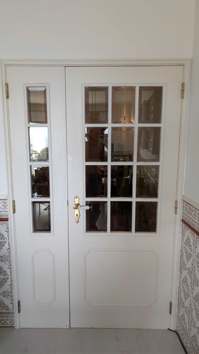 Portas da sala, de madeira, dois peços juntos