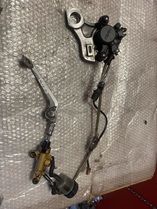 Yamaha YZF R1 RN19 zacisk hamulcowy tył pompa dźwignia C693