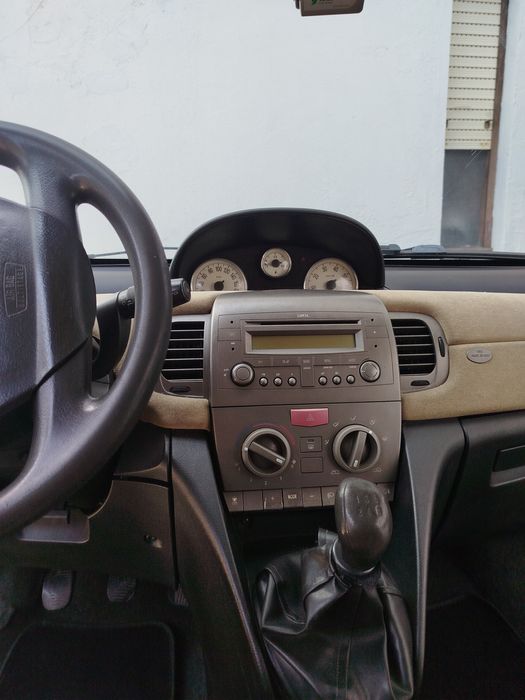 Lancia Ypslon cinzento