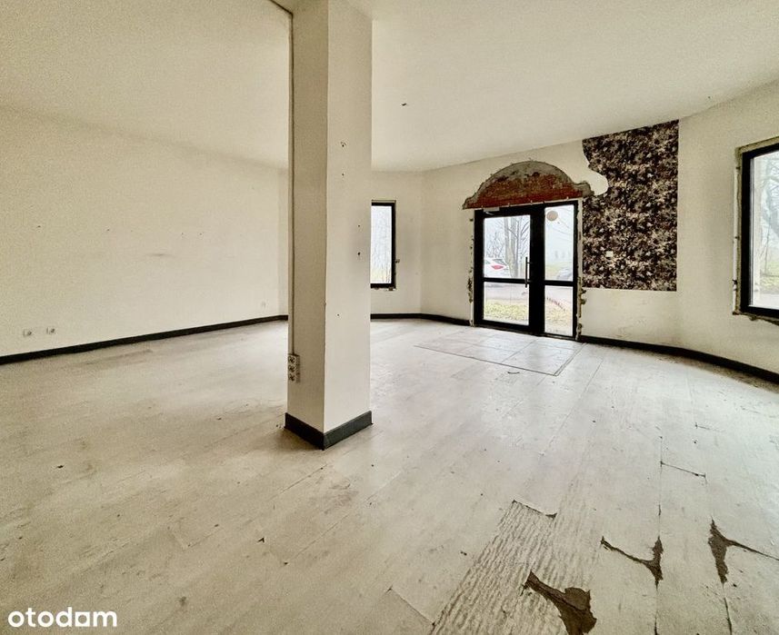 Blisko osiedla, przy drodze, duże witryny