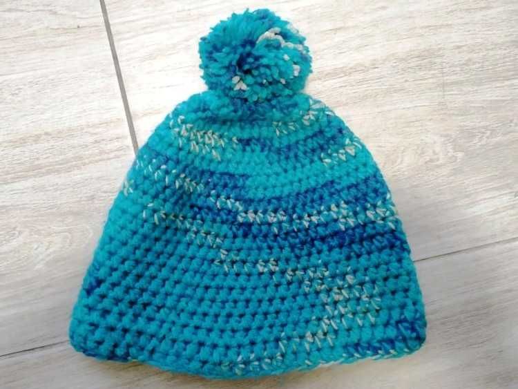 Dziergana turkusowa czapka