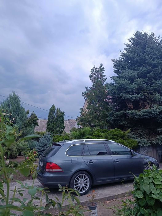 Продам гольф п'ятий універсал  автомат авто в гарному стані