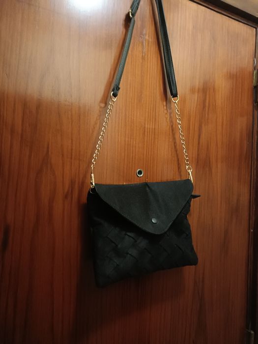 Mala preta a tiracolo