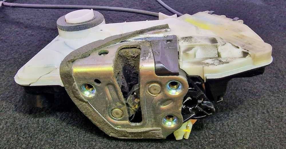 Fechadura / Fecho Porta Frente Esquerdo - TOYOTA AYGO