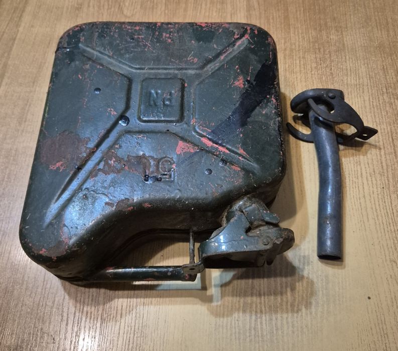 Kanister 5L plus lejek.