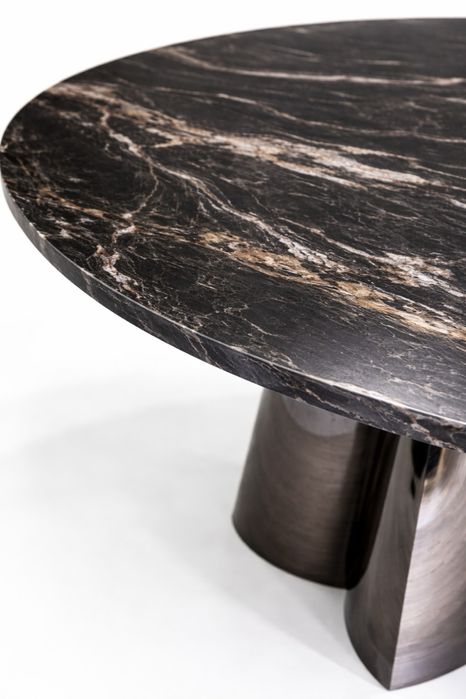 Mesa de jantar em quartzito natural Belvedere Leather com base em inox.