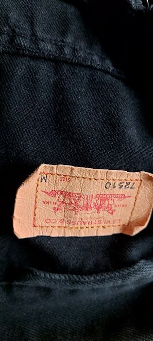 Kurtka-Bezrękawnik   Levis  męski czarny   M z naszywkamie zespołów