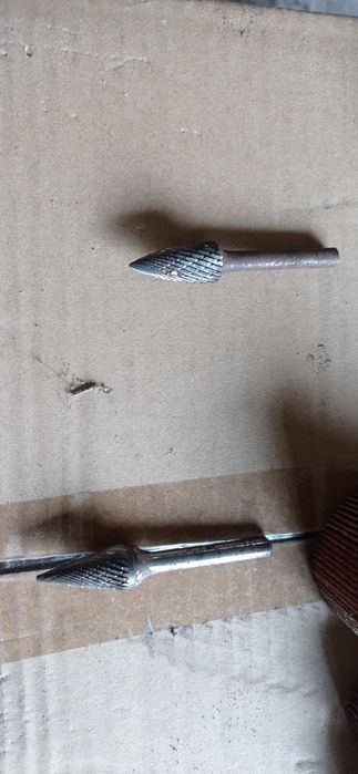 Material de desbastar e limpeza com 2 frezes novas...