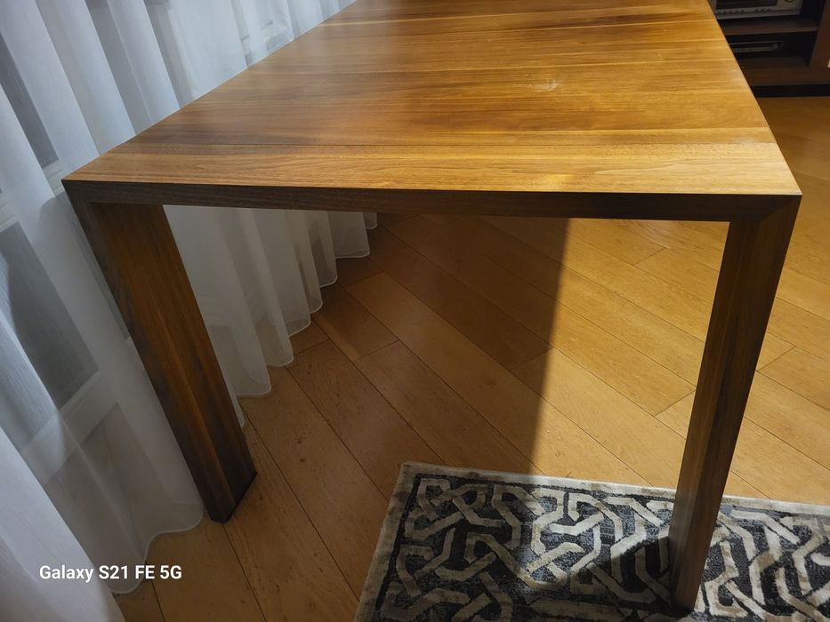 Stół z orzecha amerykańskiego