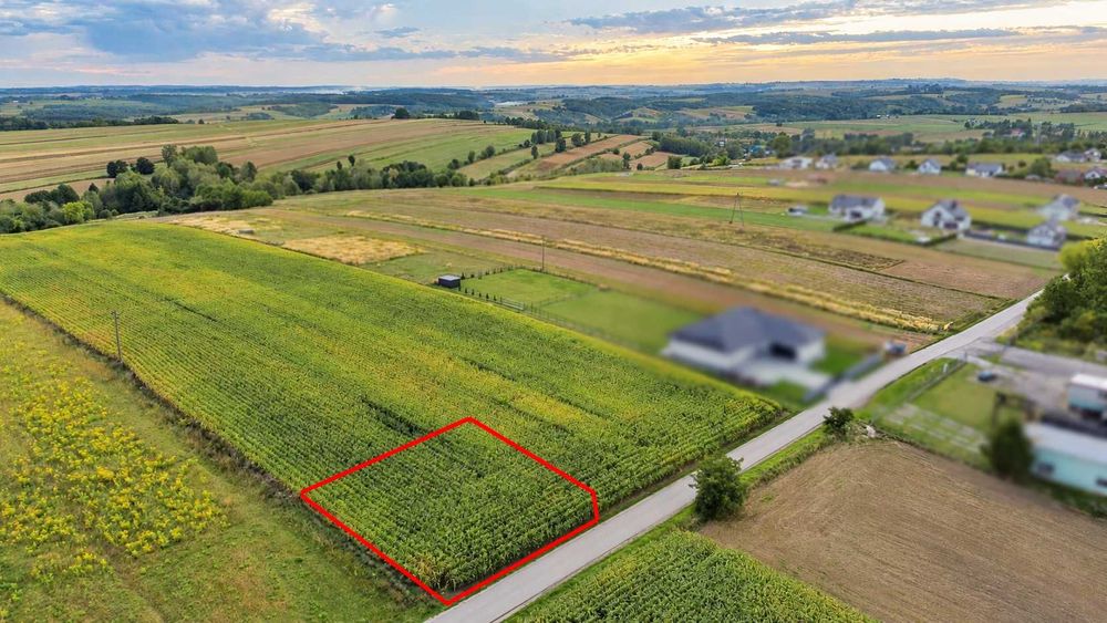 Działka budowlana ok. 9 arów – Miechów, ul. Ogrodowa | asfalt | woda przy działce