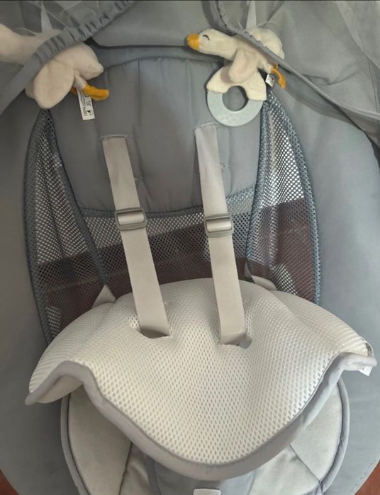 Espreguiçadeira kinderkraft como nova! Tem 5 níveis de movimento, tem ruído branco e outras músicas trás o cabo usb!