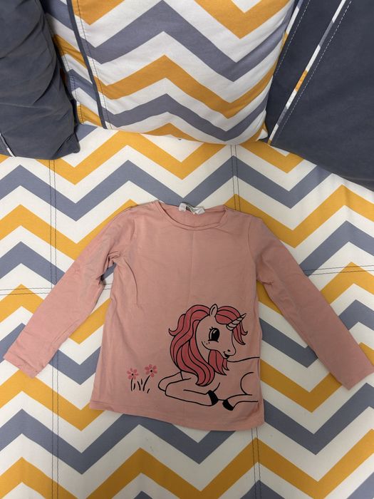 Кофтинка H&M з яскравим коником, р. 122–128