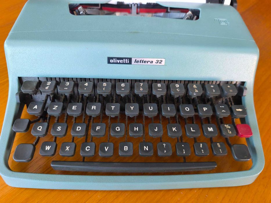 Maquina de escrever Olivetti com mala