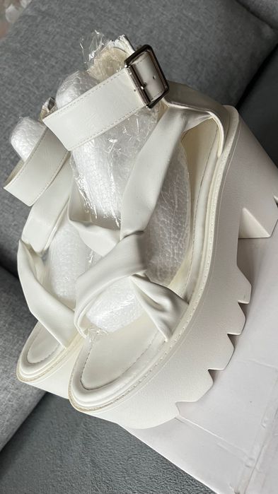 Ładnie sandały białe