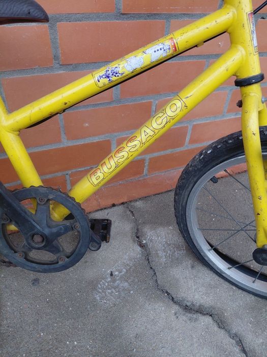 Bicicleta de criança roda 16 a precisar de pneus e câmaras novas 15€