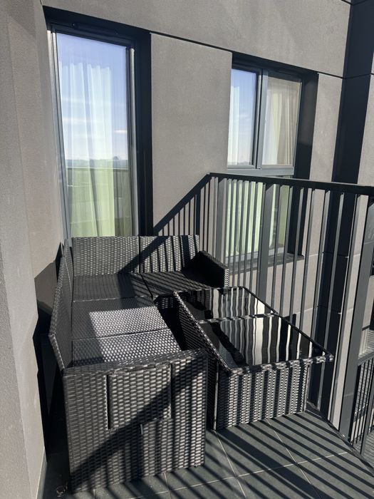 Czarny zestaw mebli balkonowych z regulowanym stolikiem