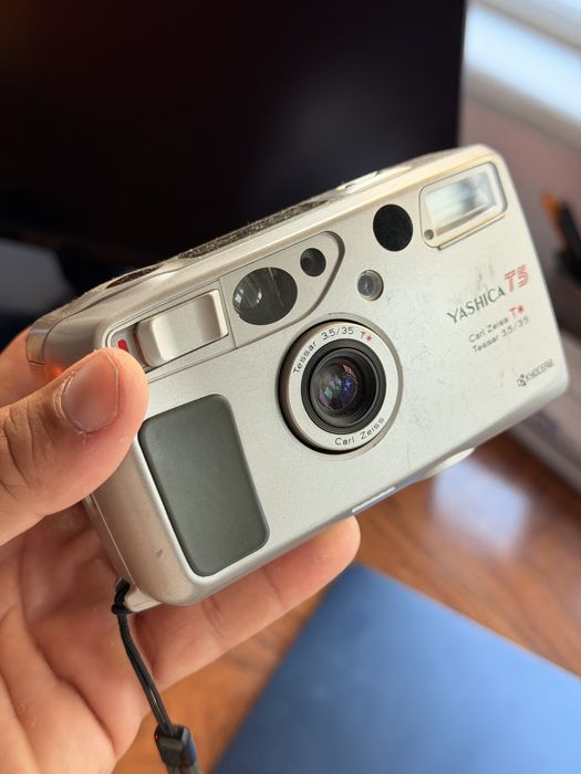Yashica T5 (point n shot)