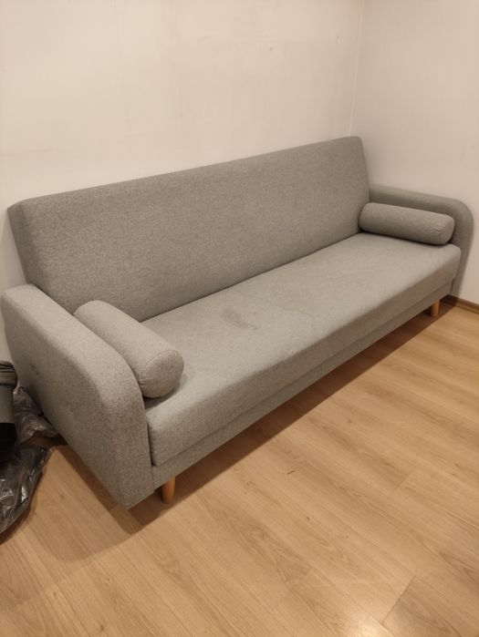 Sofa w kolorze szarym
