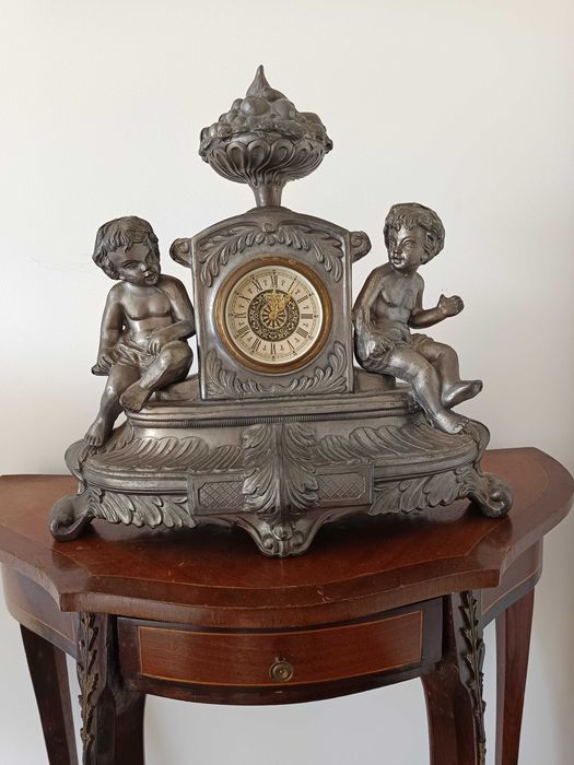 Vendo relógio de mesa antigo feito em Italia