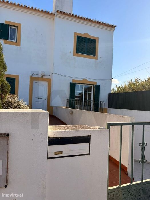 Moradia em banda T3 à Venda em Sagres – Conforto, Luz Natural e Excele