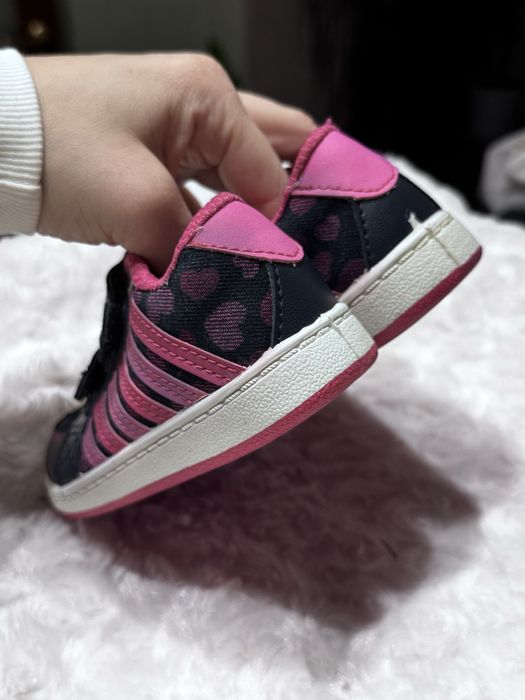 Взутя на дівчинку