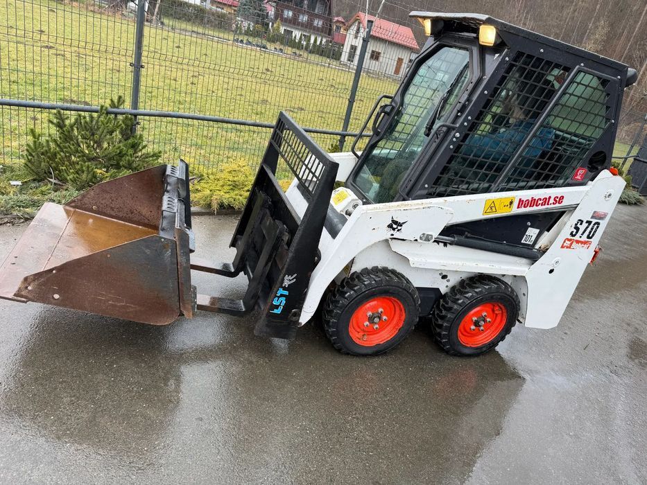 Bobcat S70 Mini-ładowarka 4x4 wózek terenowy. Łyżka widły. Kabina ogrzewana pełne szkło + drzwi ! aktualne serwisy DEKRA. Dokumentacja. silnik Kubota 3cyl. Maszyna Jak Nowa z Salonu! Pochodzi z Norweskiego Gospodarstwa! 2019 rok 715 mtg! Zero luzów i wyci
