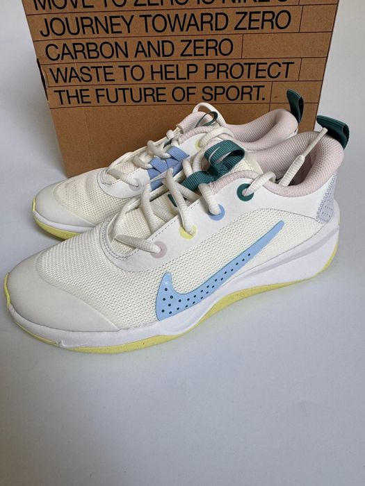 Nowe sneakersy Nike Omni Multi-Court GS białe beżowe 35,5