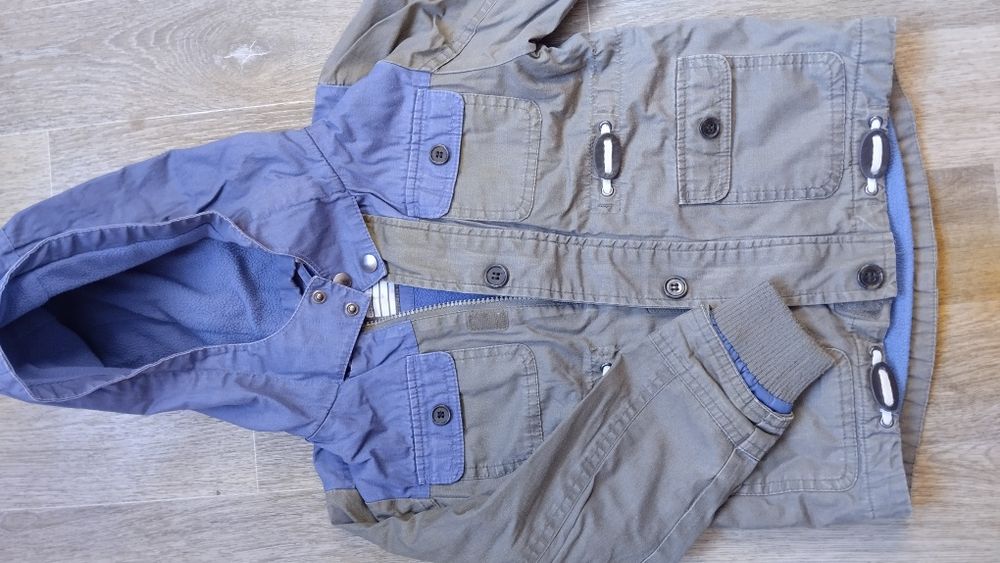 Курточка- вітрівка  весна - осінь з рукавичками у подарунок.