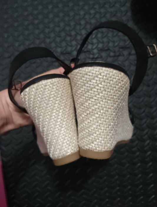 Продам обувь новую на танкетке