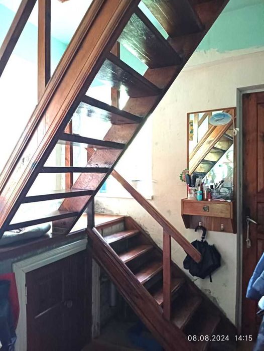 Продам.. двухэтажный кирпичный дом в Мерефе.