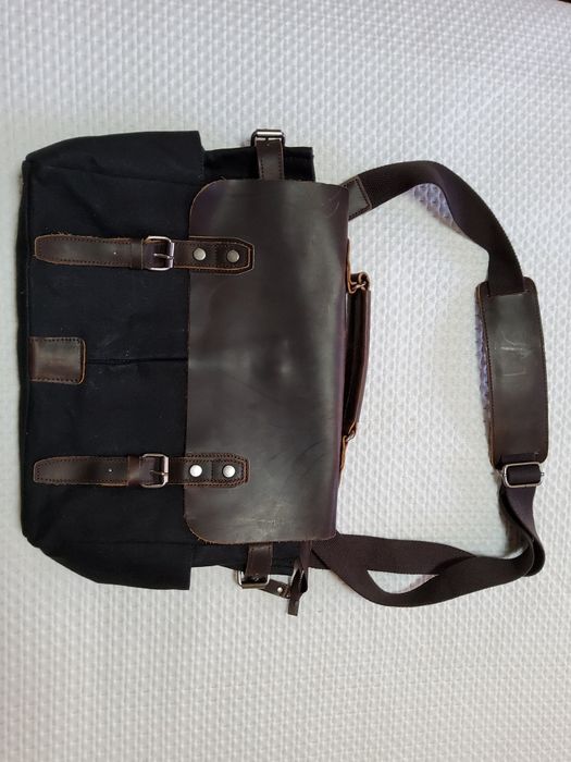 Pasta em couro à tiracolo ou mão