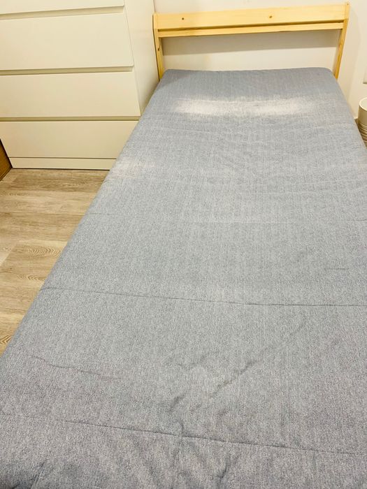 Cama de solteiro IKEA + colchão + proteção de colchão + lençol
