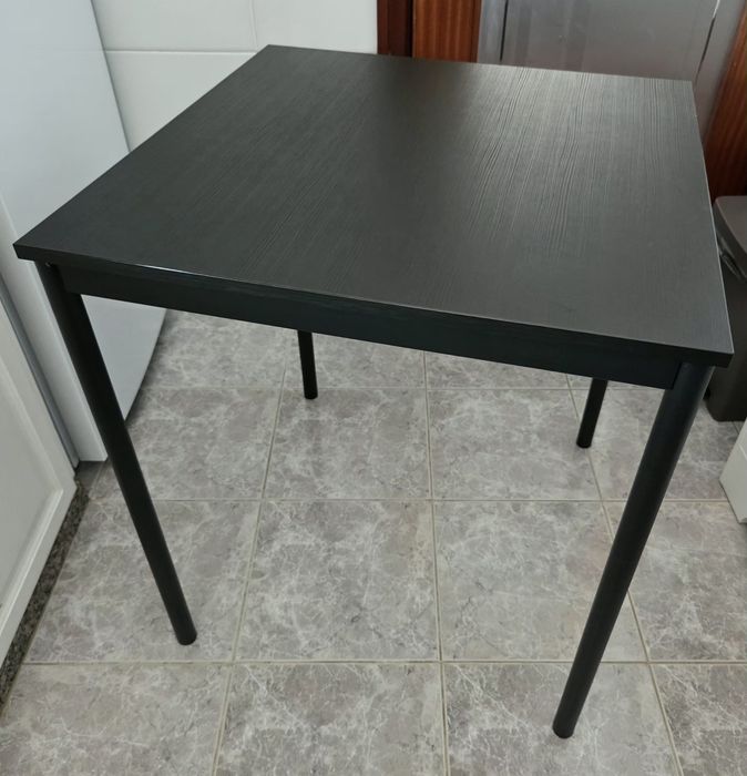 Mesa de cozinha quadrada preta.