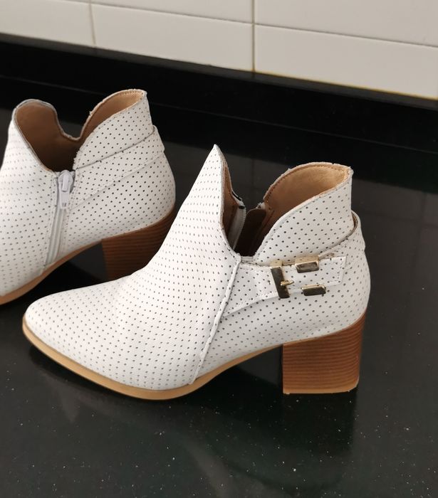 Botins brancos em pele