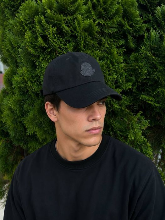 Кепка від Moncler