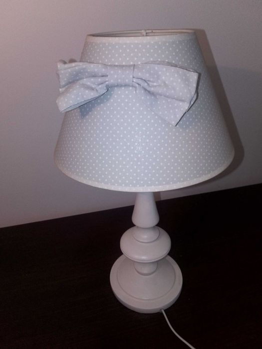 Lampa biała z kokardą abażur w kropki