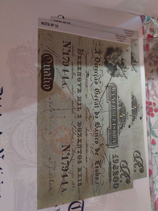 Notas, moedas e condecorações antigas