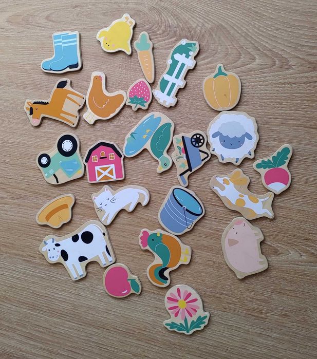 Brinquedos infantis: fantoches, imans (quinta) e caixa de ferramentas