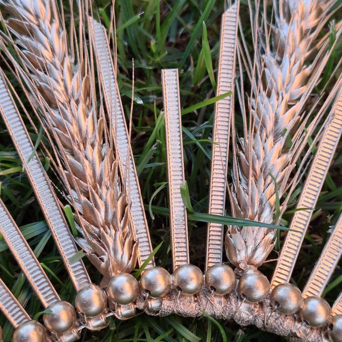 Обруч вінок, золота корона зі злаків.