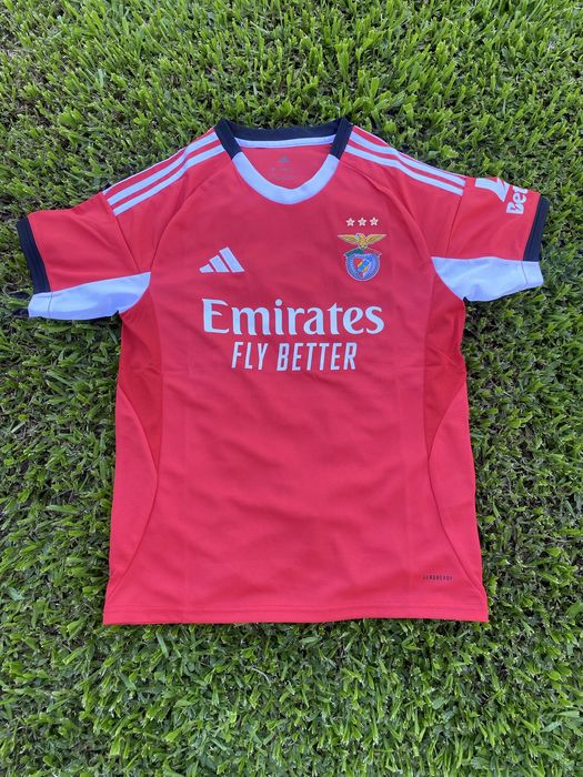 Camisolas de futebol atuais e retros