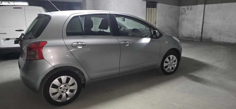 Toyota Yaris 1.0  com ar condicionado