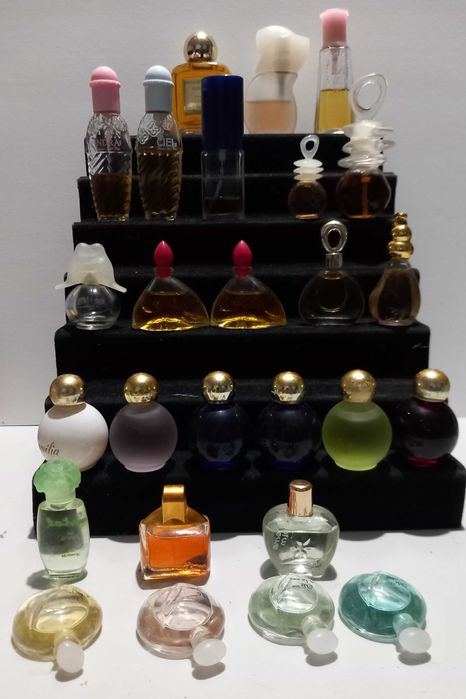 miniaturas perfumes  e expositores e fasciculos
