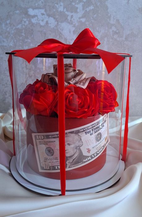 Букет із атласних троянд та  доларів