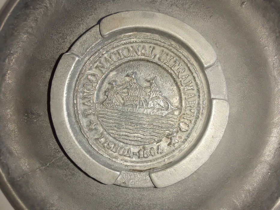 Cinzeiro publicitário Banco Nacional Ultramarino, em metal