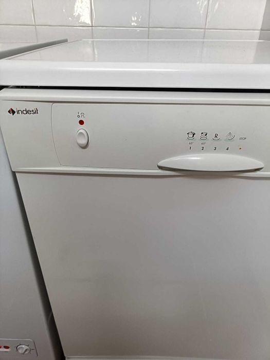 Máquina Lavar Loiça Indesit DG 6100 W + Lote de Peças Suplentes