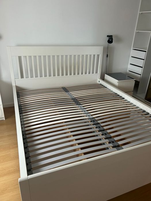 Cama casal com gavetões e estrado.