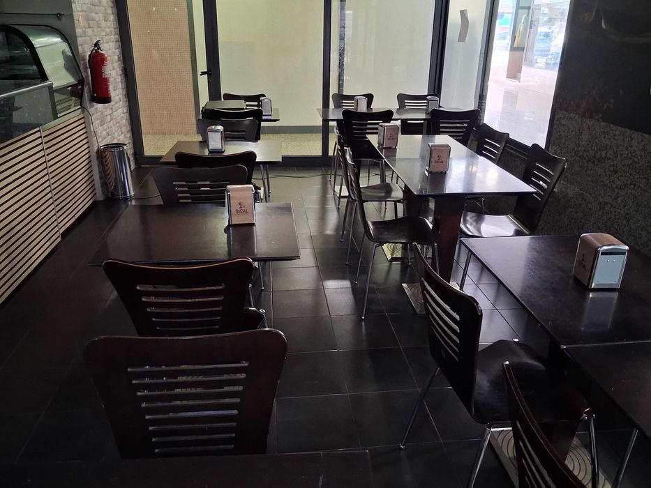 Loja Comercial com Snack-Bar instalado -Trespassar ou Arrendar