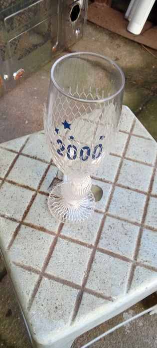 Balde grande de gelo com 4 taças de champanhe